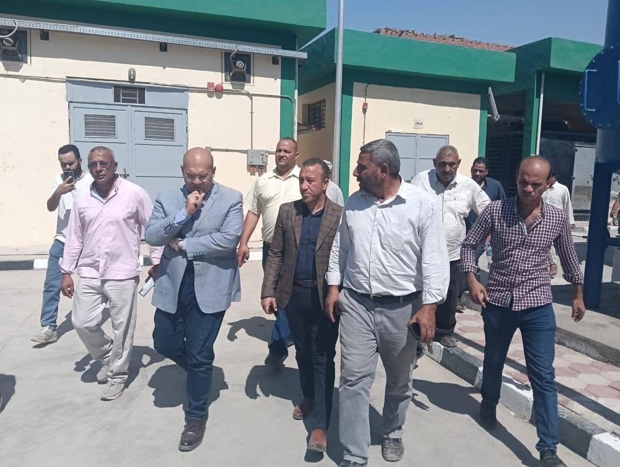 نائب محافظ الجيزة يلتقى أهالى القبابات لبحث احتياجات ومشاكل القرية.. صور