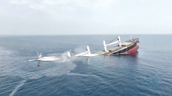 اليمن يحذر من كارثة بيئية بعد غرق سفينتين بالبحر الأحمر