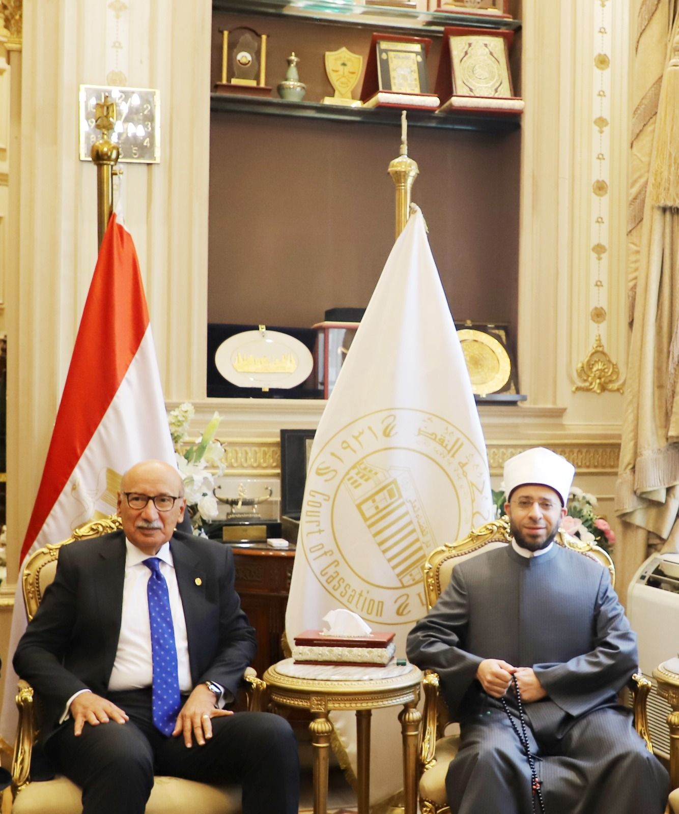 وزير الأوقاف يهنئ رئيس مجلس القضاء الأعلى بمنصبه الجديد