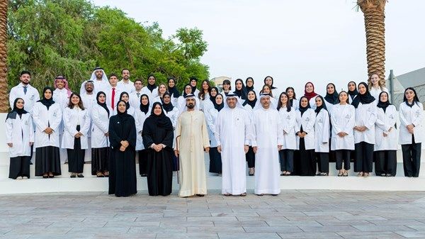 محمد بن راشد يلتقي أوائل خريجي جامعة محمد بن راشد للطب والعلوم الصحية