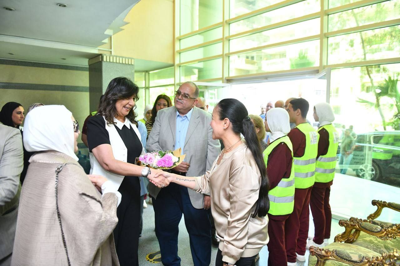 السفيرة نبيلة مكرم تشهد انطلاق التشغيل التجريبي لمبادرة "إحنا السند" لدعم كبار السن