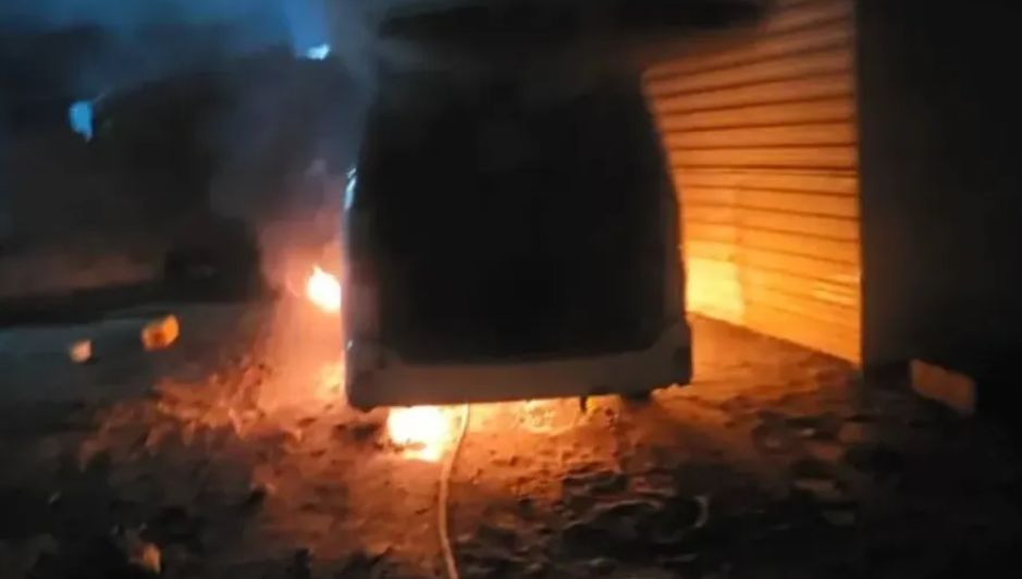 لن تصدق السبب...إحراق سيارة إعلامي تابع للانتقالي أمام منزله في عدن "شاهد"