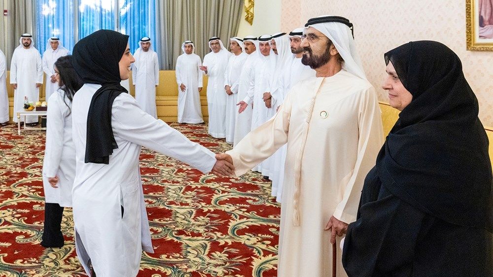 محمد بن راشد يلتقي أوائل خريجي جامعة محمد بن راشد للطب والعلوم الصحية