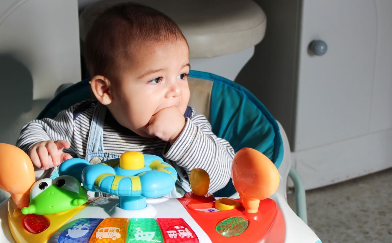 4 أخطاء ترتكبها الأم تؤدي إلى تأخر الجلوس والوقوف والحبو والمشي عند طفلها