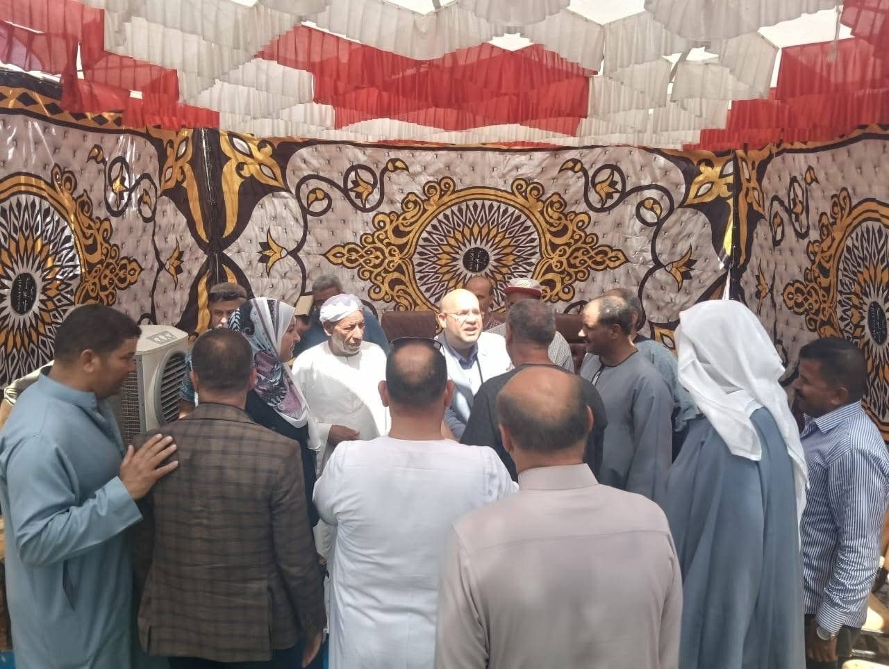 نائب محافظ الجيزة يلتقى أهالى القبابات لبحث احتياجات ومشاكل القرية.. صور