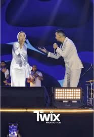 شاهد بالصورة والفيديو.. فتاة مصرية تشارك فنانها المفضل طه سليمان الغناء في حفله الأسطوري بالقاهرة