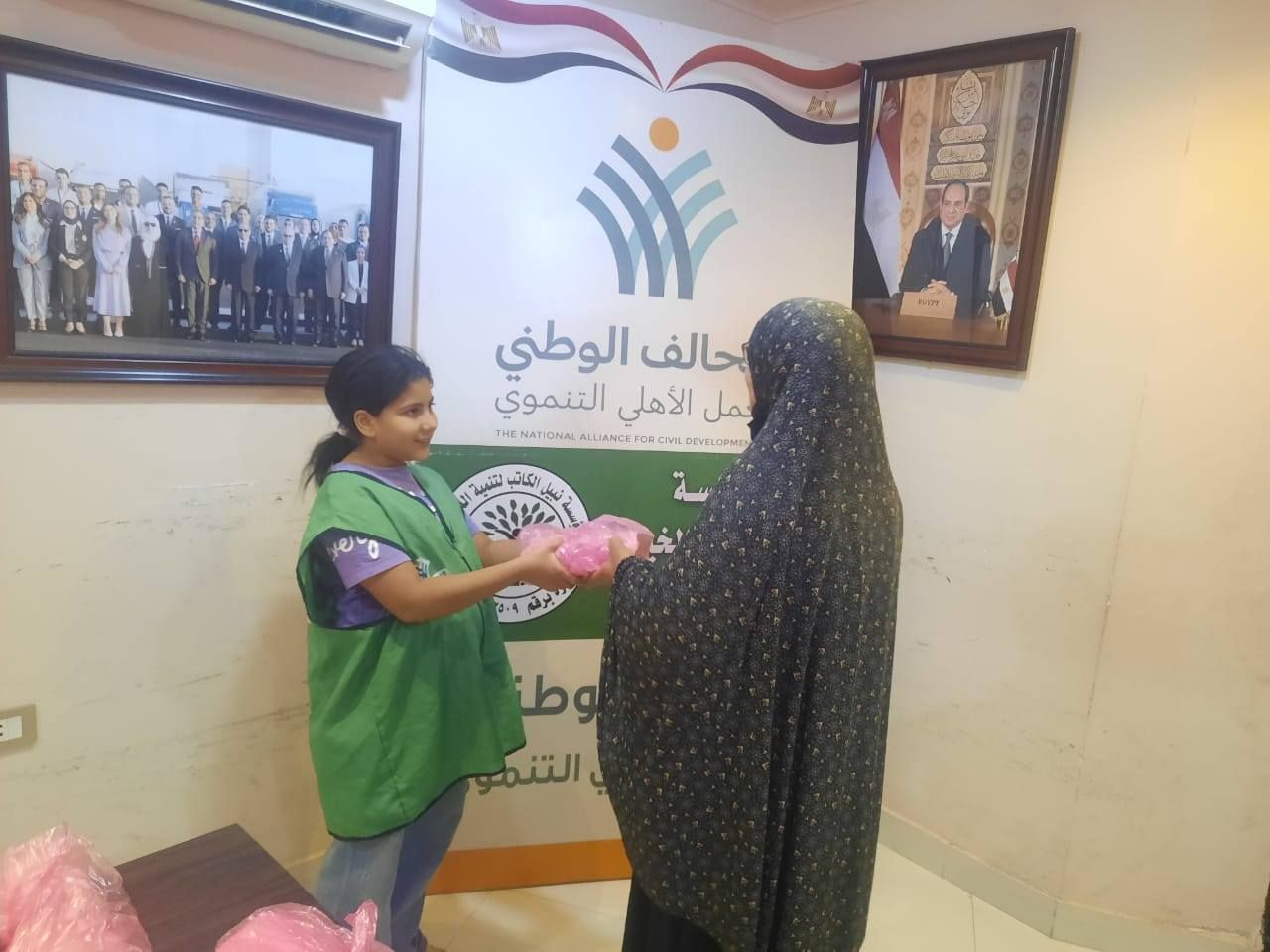 مؤسسة نبيل الكاتب الخيرية توزع 400 كيلو لحوم على الأسر الأولى بالرعاية بالبحيرة