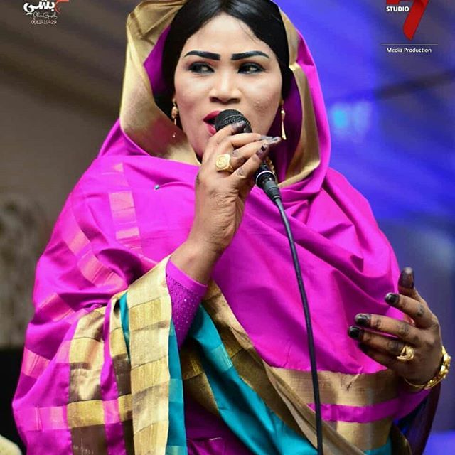 شاهد بالفيديو.. في حفل غنائي بالسعودية.. الفنانة إنصاف مدني تتعرض لهجوم إسفيري كبير بعد إعتدائها على طفل بــ(الكف) دون وجه حق