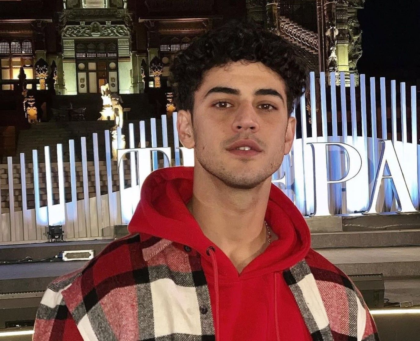 بعد تعرضه لمرض غريب.. آدم الشرقاوي يستعيد ذكرياته مع النجوم منهم منى زكي ومحمد فراج