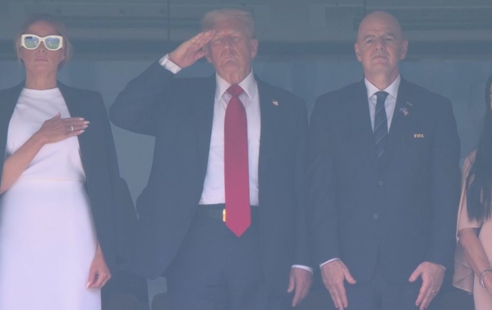 ترامب يؤدي التحية العسكرية أثناء حضوره نهائي كأس العالم للأندية.. صور