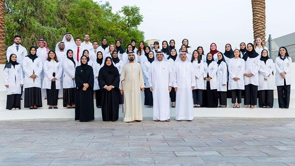 محمد بن راشد يلتقي أوائل خريجي جامعة محمد بن راشد للطب والعلوم الصحية
