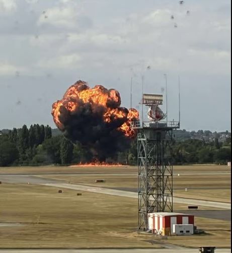 شاهد عيان يروى تفاصيل لحظة تحطم طائرة صغيرة فى مطار لندن ساوثيند.. فيديو وصور