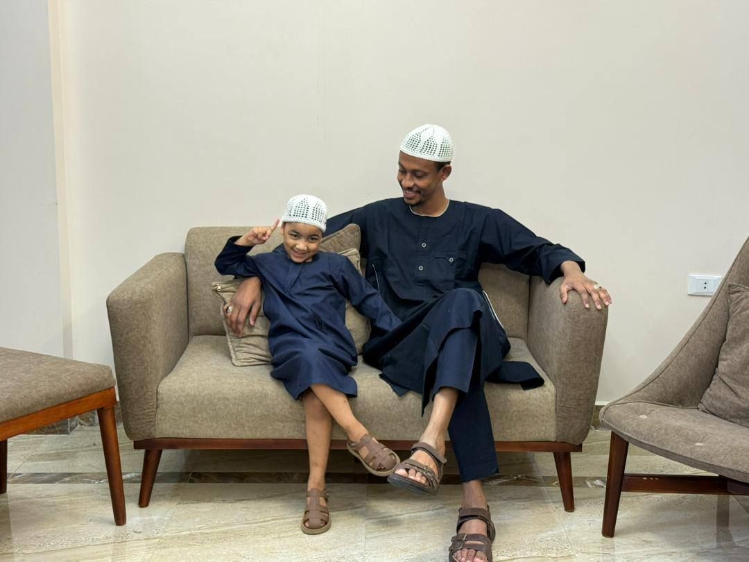 شاهد.. قائد كتائب البراء بن مالك يظهر في استراحة محارب مع نجله ويكتب له: (من أجلك أتحدى العالم..يا قطعة من قلبي، ويا أغلى من نفسي) والجمهور يتفاعل: (هذا الشبل من ذاك الأسد)