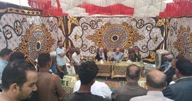 نائب محافظ الجيزة يلتقى أهالى القبابات لبحث احتياجات ومشاكل القرية.. صور