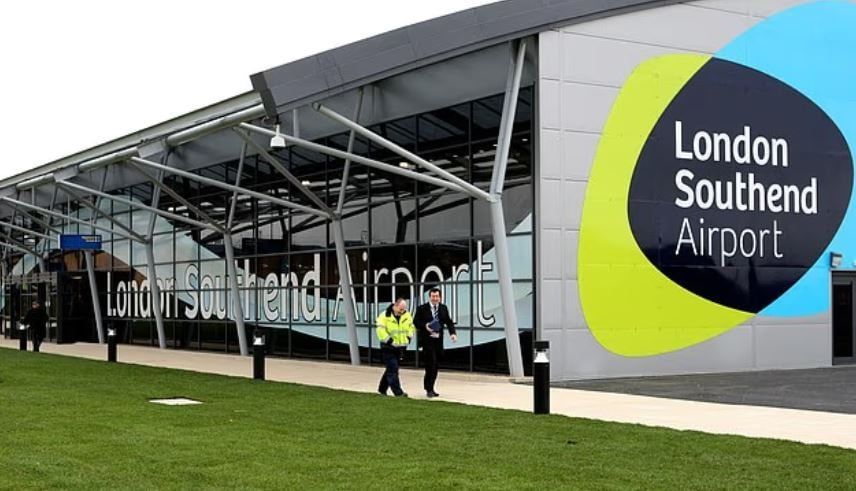 شاهد عيان يروى تفاصيل لحظة تحطم طائرة صغيرة فى مطار لندن ساوثيند.. فيديو وصور