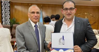 رئيس المركز القومي للبحوث يكرم الزميل محمد صبحى لجهوده فى نشر ثقافة البحث العلمي