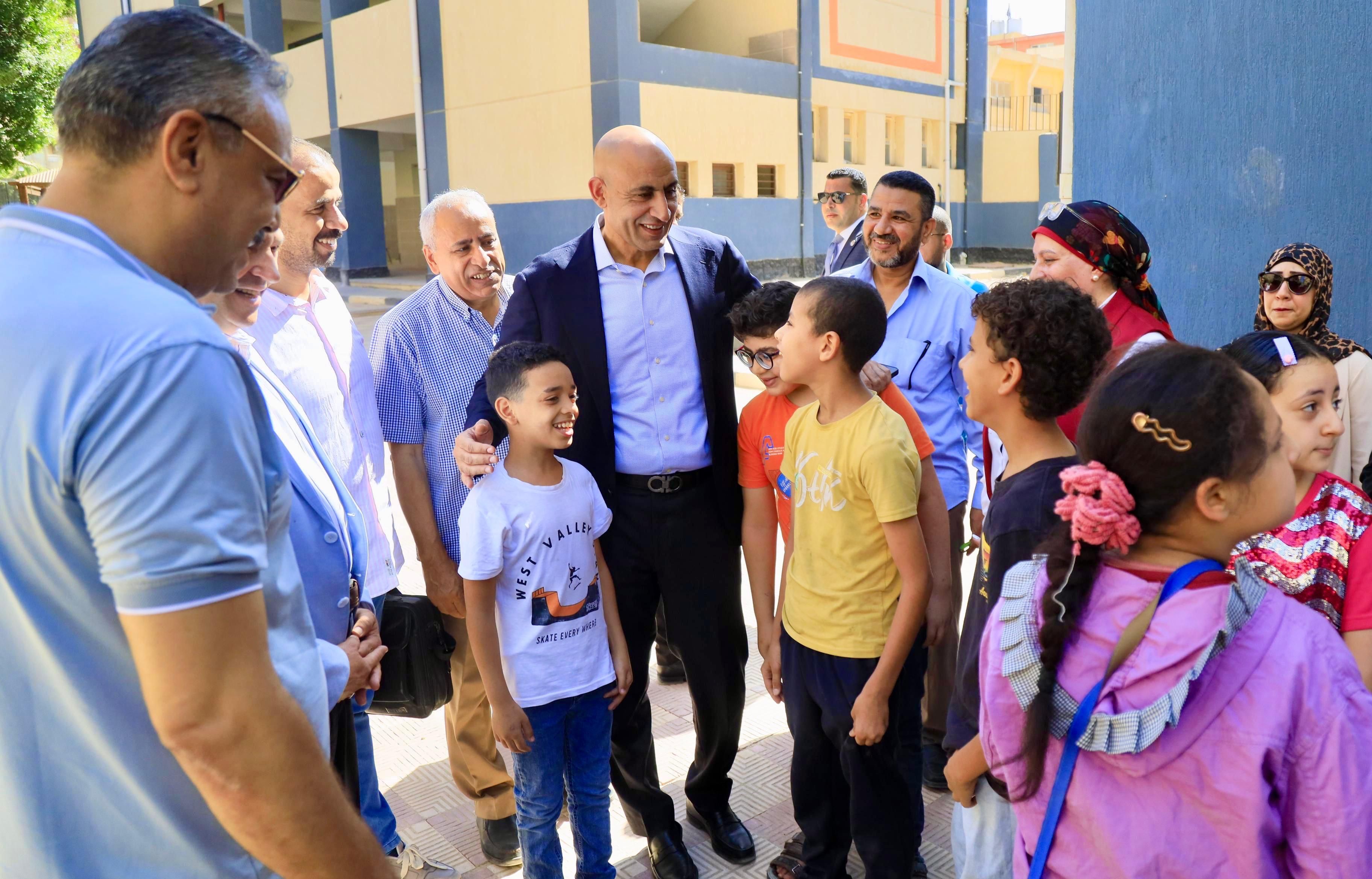 وزير التعليم يتفقد مواقع إنشائية لمدارس بالمرج.. ونسعى لإنهاء الفترتين .. صور