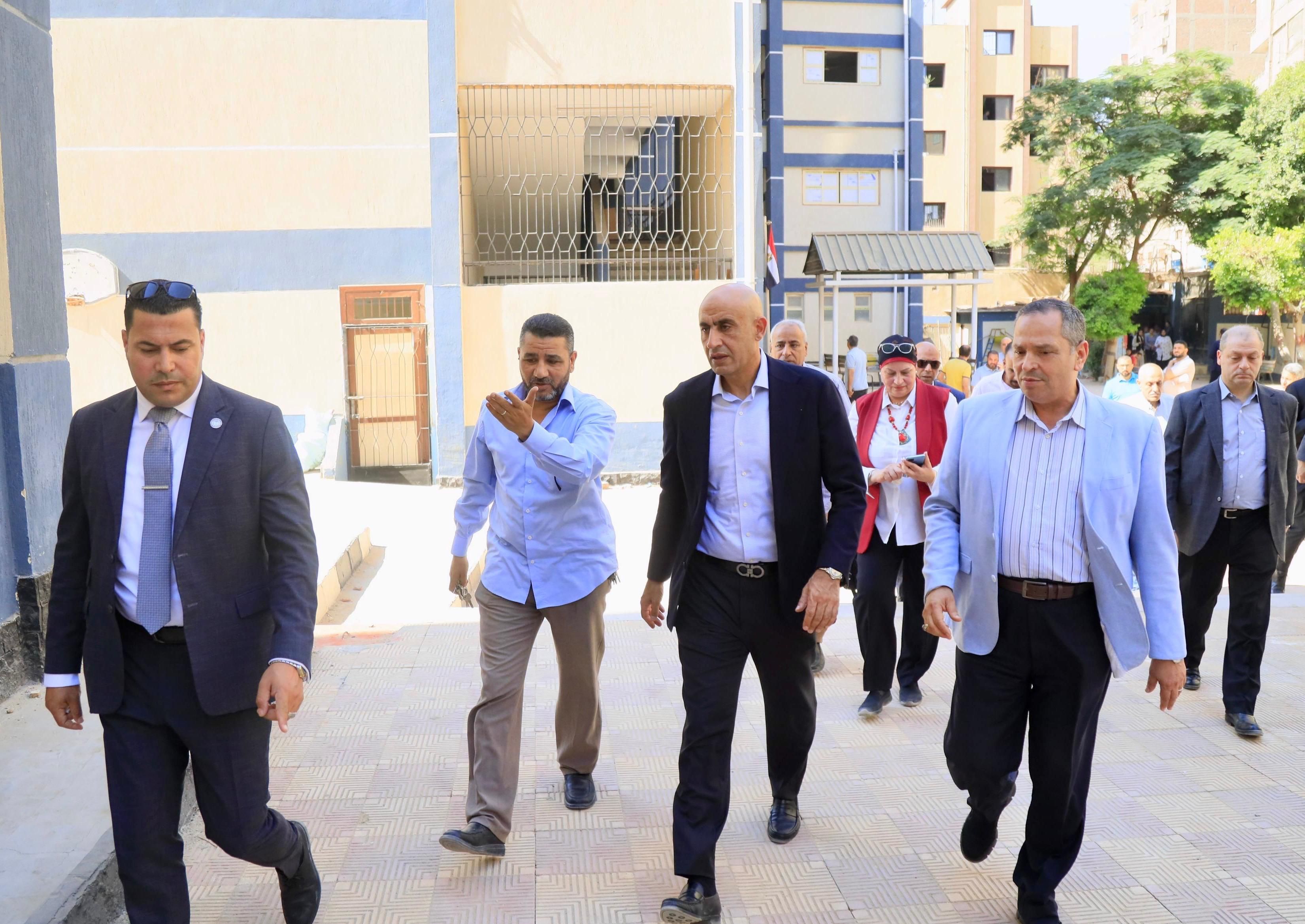 وزير التعليم يتفقد مواقع إنشائية لمدارس بالمرج.. ونسعى لإنهاء الفترتين .. صور