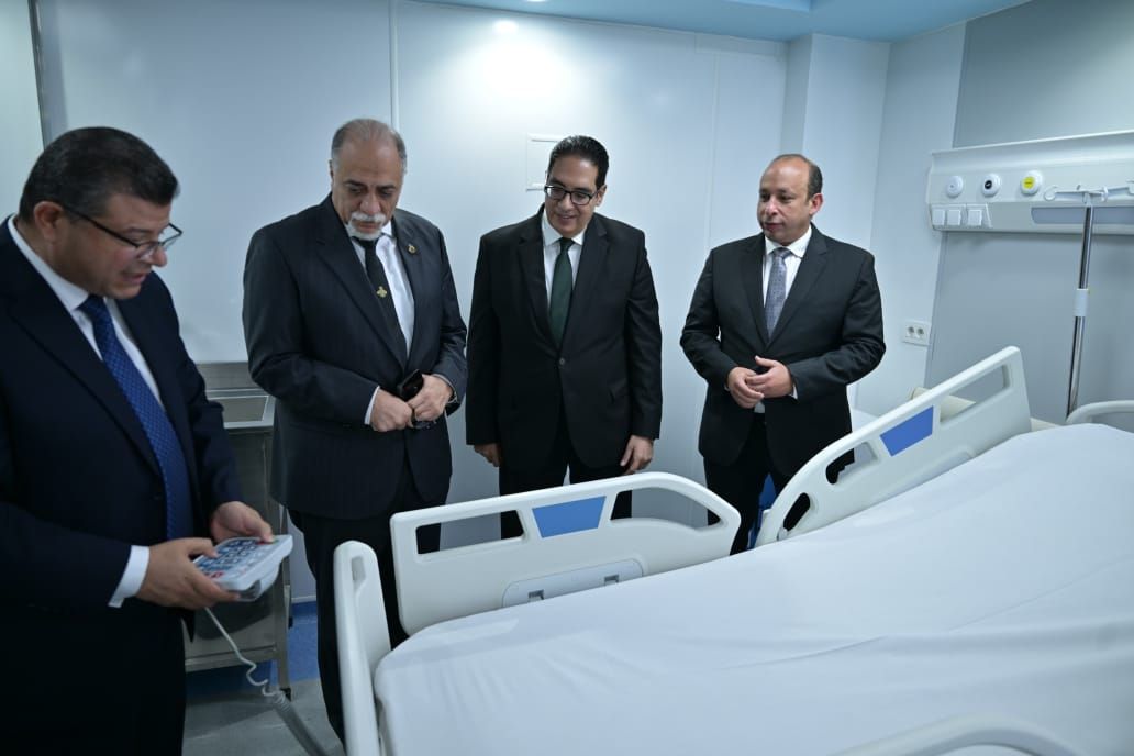 أمانة العاصمة بمستقبل وطن تسلم وحدة الغسيل البرتوني لمستشفى أبو الريش