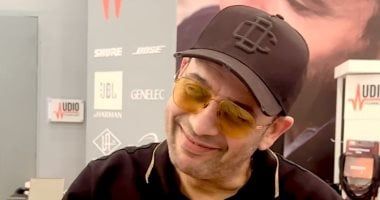 مصطفى قمر لـ الخليج 365: حبيت أبارك لـ عمرو دياب على ألبومه بخفة دم