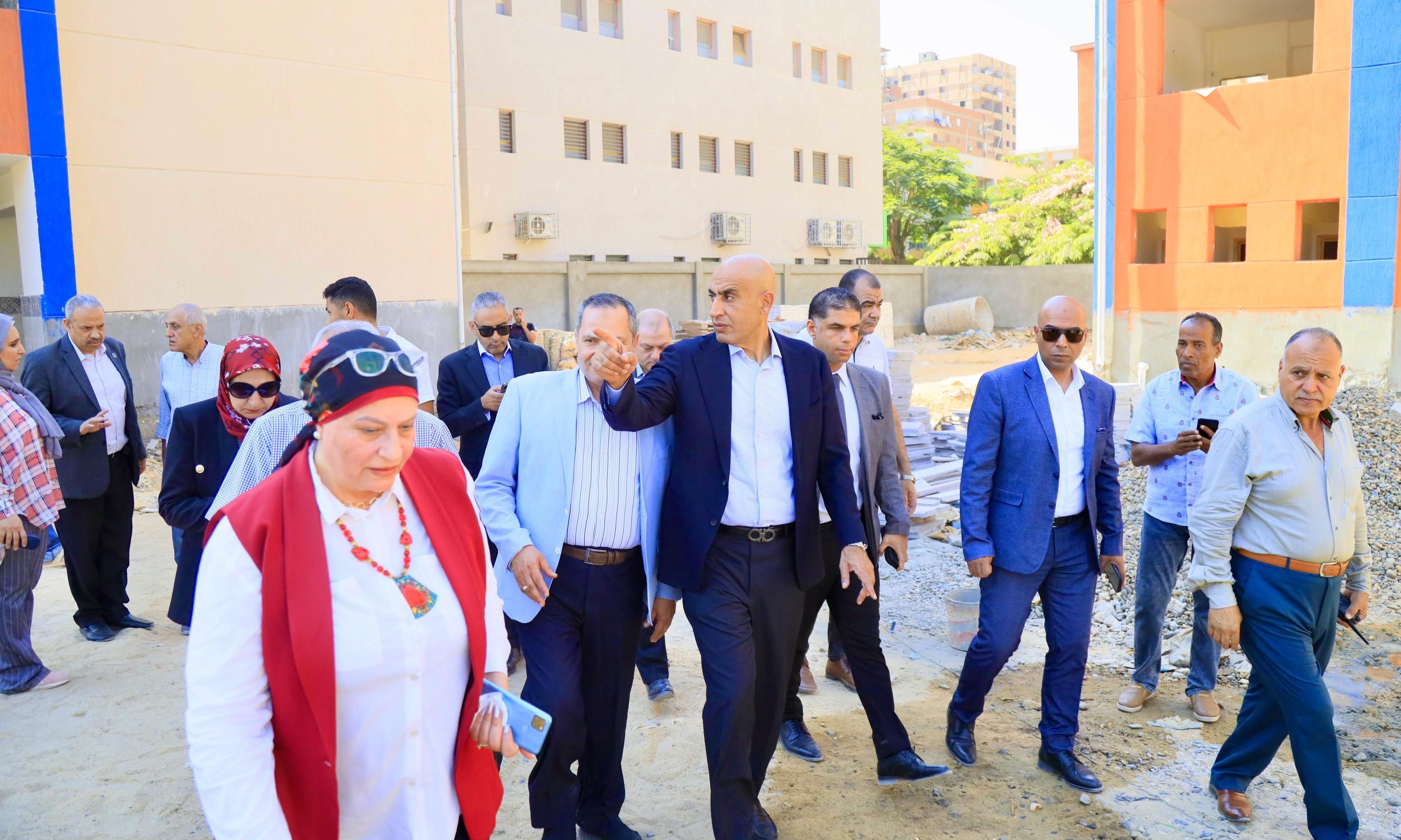 وزير التعليم يتفقد مواقع إنشائية لمدارس بالمرج.. ونسعى لإنهاء الفترتين .. صور