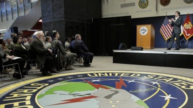 "حبيبي المخبري السري".. ضابط أميركي يُسرب أسرار الحرب لجاسوسة على تطبيق مواعدة