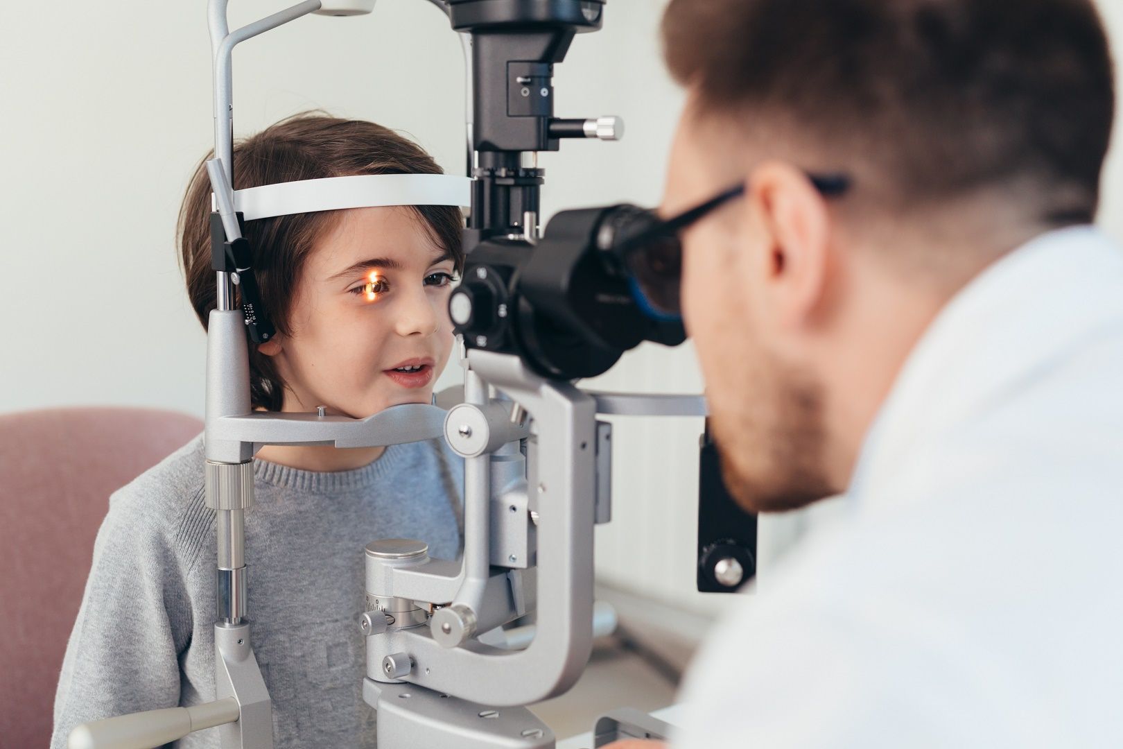 إفرازات العين لدى طفلك إليك أسبابها وكيفية علاجها