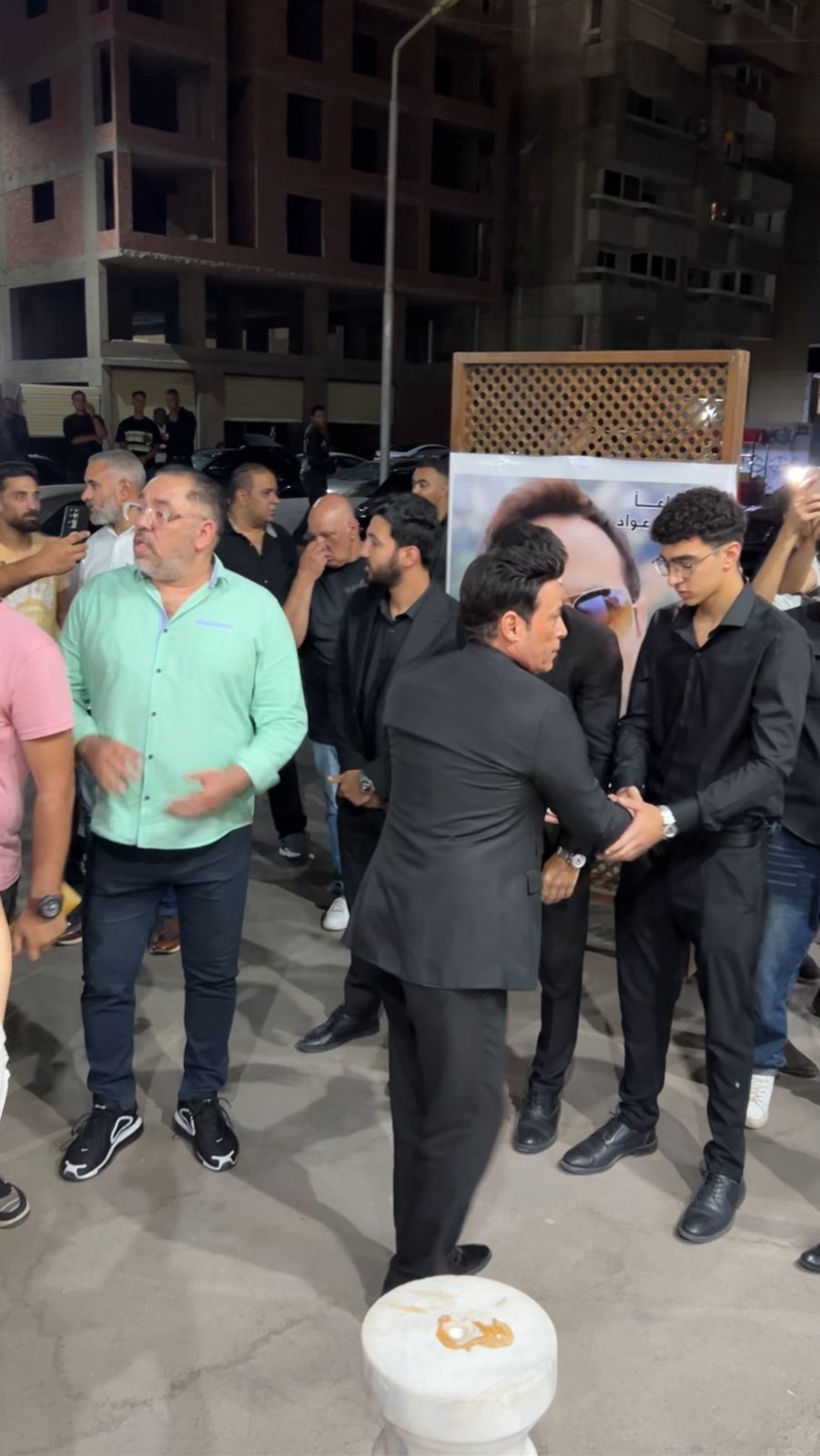 سعد الصغير وسامح يسرى وأيمن عزب فى عزاء محمد عواد