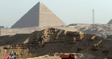 السياحة تكشف حقيقة قيام "لودر" بأعمال حفر فى محيط الأهرامات