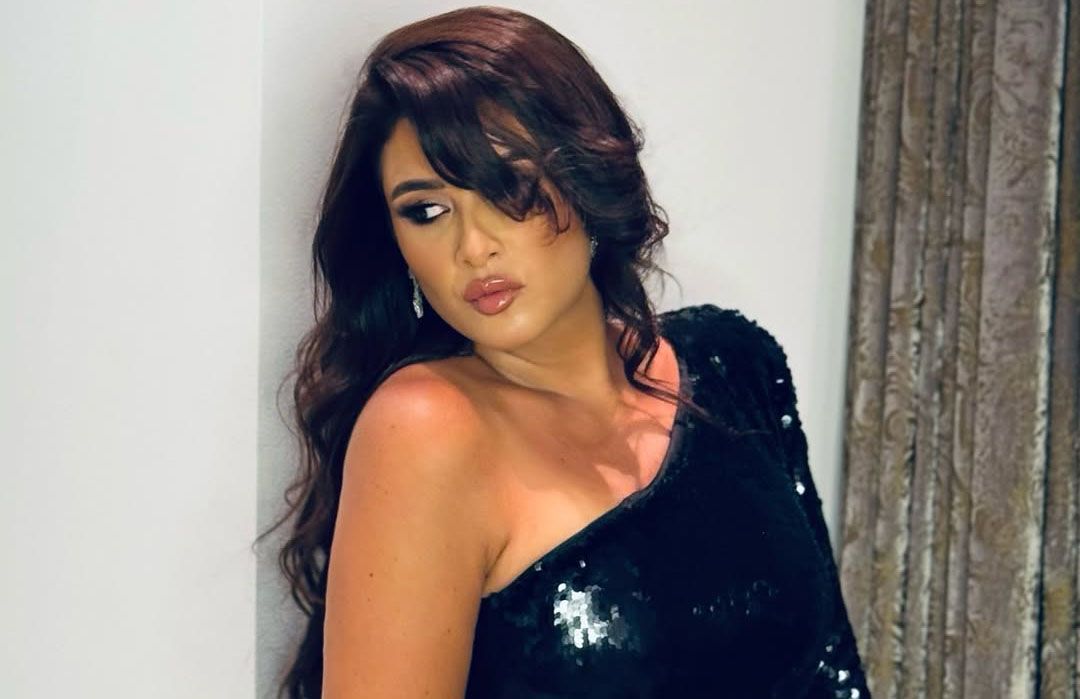 بالصور- ياسمين عبد العزيز تفاجئ الجمهور في أبوظبي… ماذا حدث؟