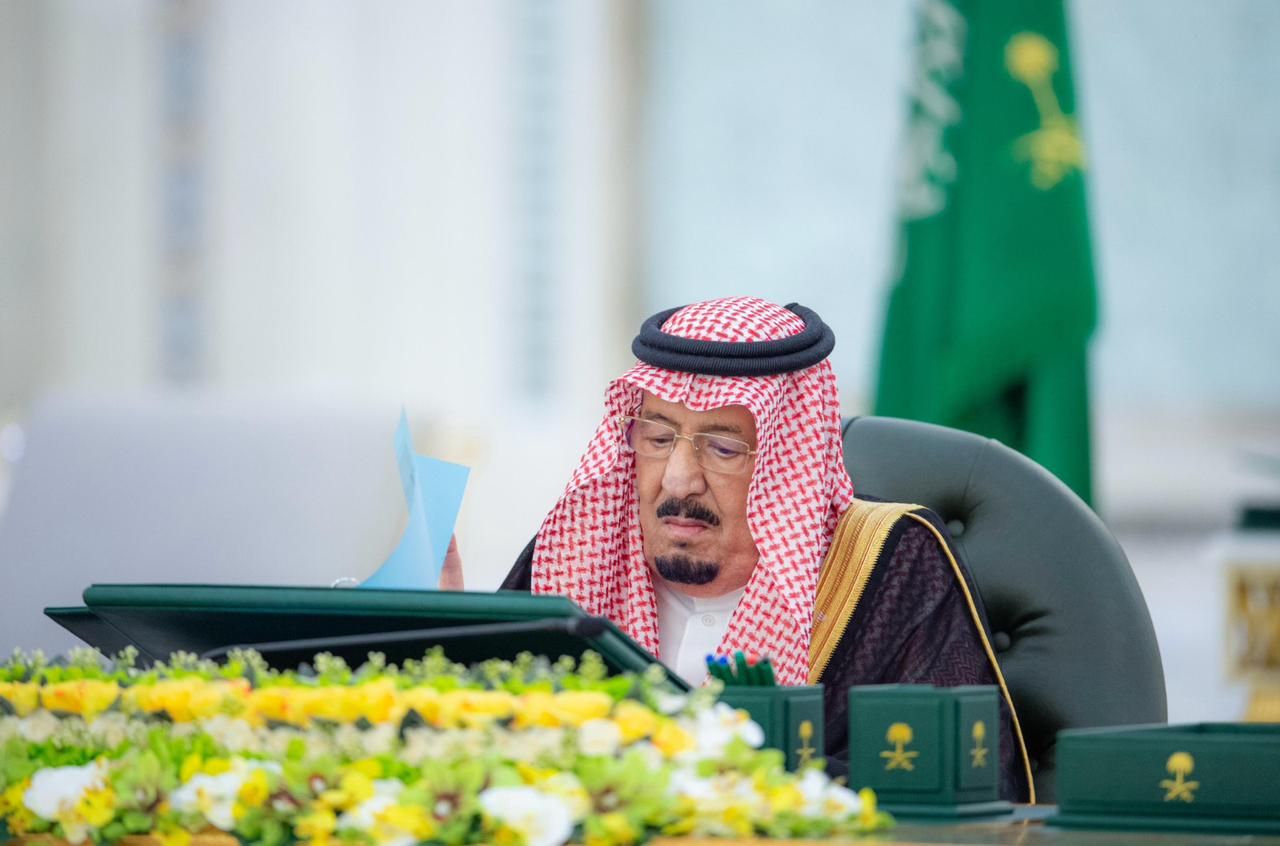 خادم الحرمين الشريفين يرأس جلسة مجلس الوزراء في جدة