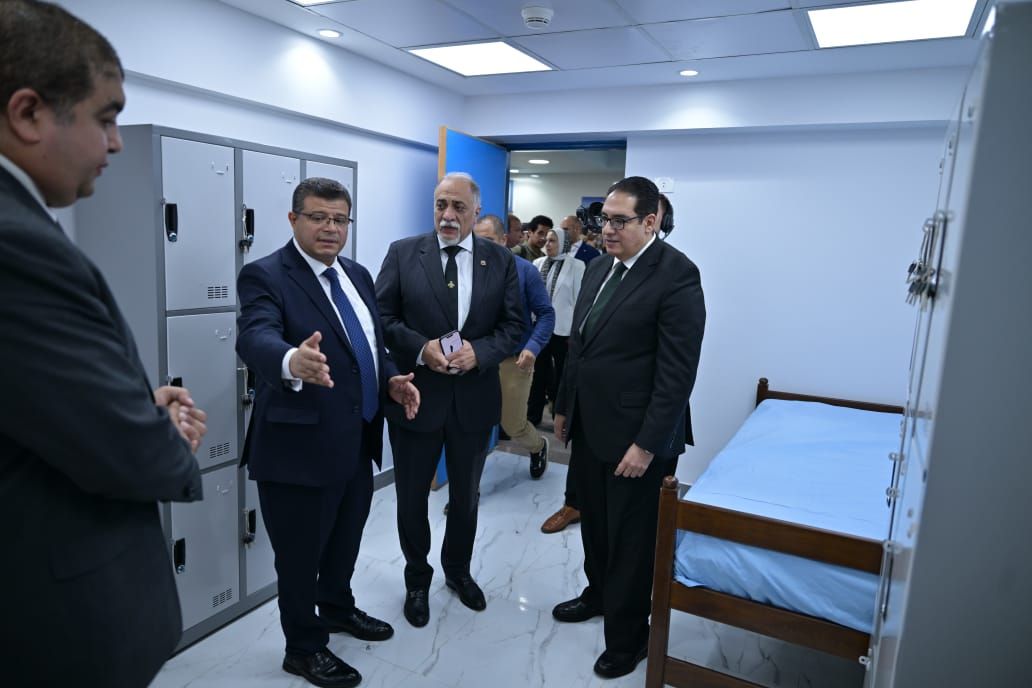 أمانة العاصمة بمستقبل وطن تسلم وحدة الغسيل البرتوني لمستشفى أبو الريش