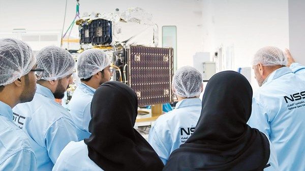 نجاح نشر الألواح الشمسية للقمر العربي «813»