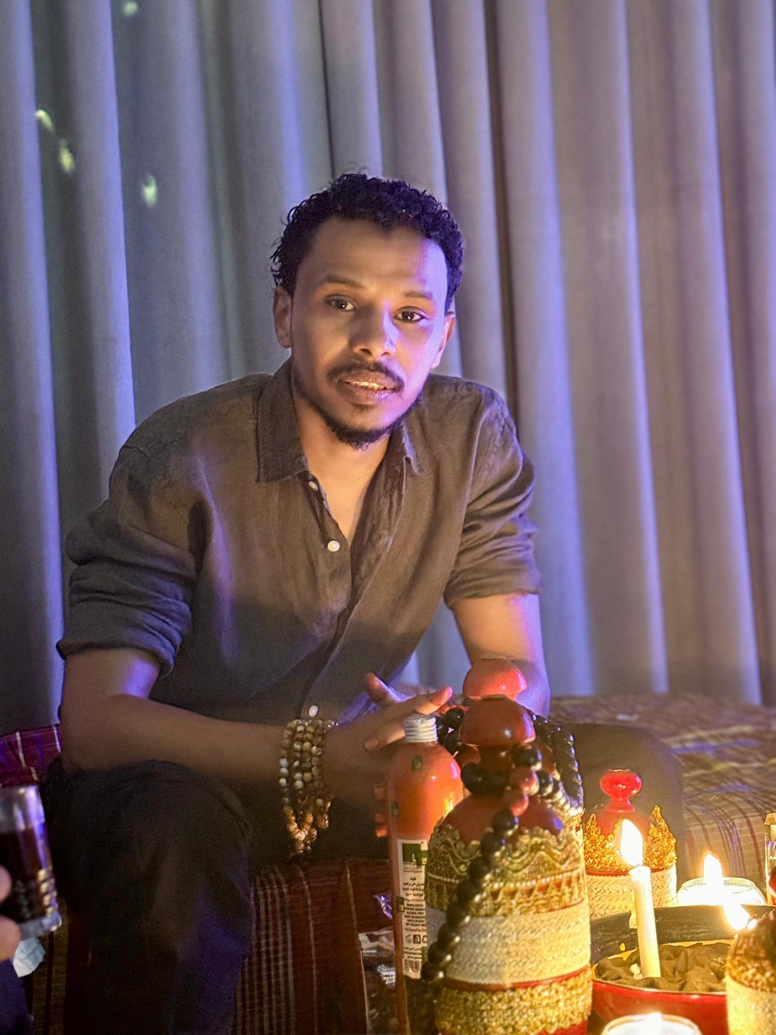 شاهد بالصور.. “البندول” يفاجئ جمهوره ويستعد لإكمال مراسم زواجه بــ(الحناء) والفنانة إيمان الشريف أول المهنئين له: (سر بالي سيرنو سار الدهب الغالي سيرنو)