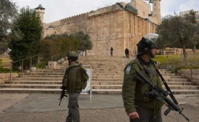 "يسرائيل هيوم": إسرائيل تتخذ خطوة غير مسبوقة لتغيير الوضع القائم في الحرم الإبراهيمي بالخليل