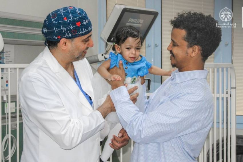 بتوجيه من وزير الدفاع.. فريق طبي سعودي يجري عملية دقيقة لطفلة سودانية