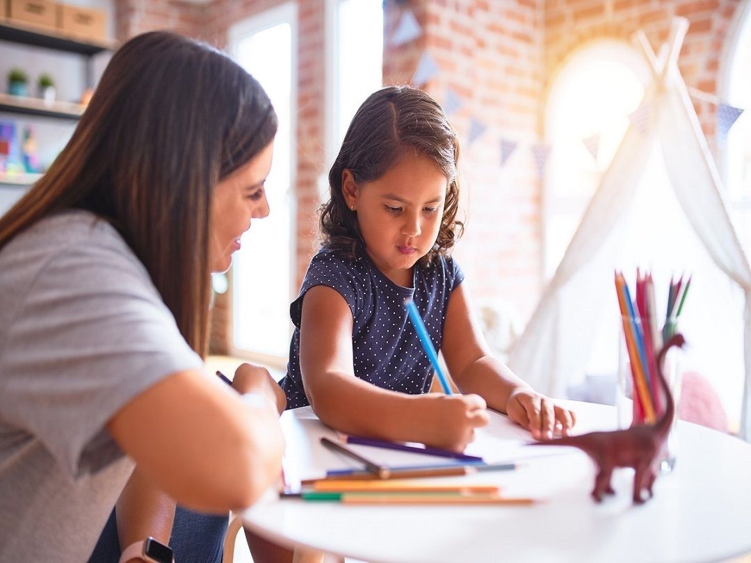 الفرق بين الذكاء العقلي والعاطفي عند الأطفال والنجاح هو التوازن بينهما
