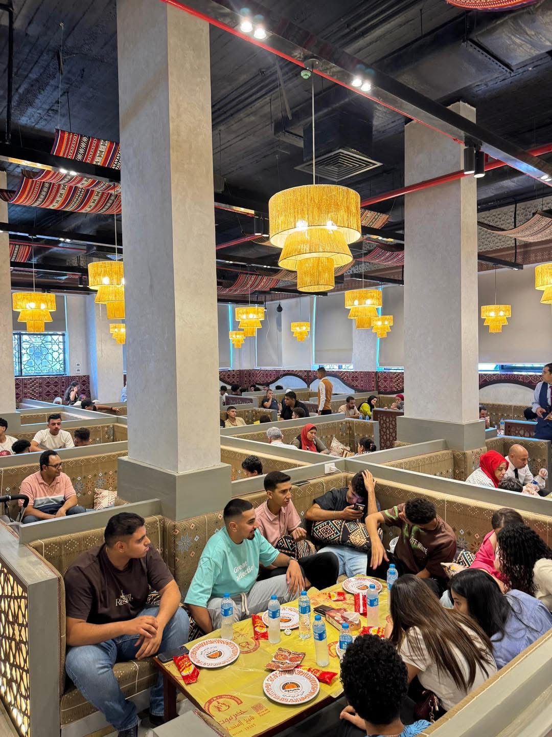 لحم مندي وملوخية بالطشة.. الأكلات المصرية تتميز في مطعم حضرموت شيخ المندي