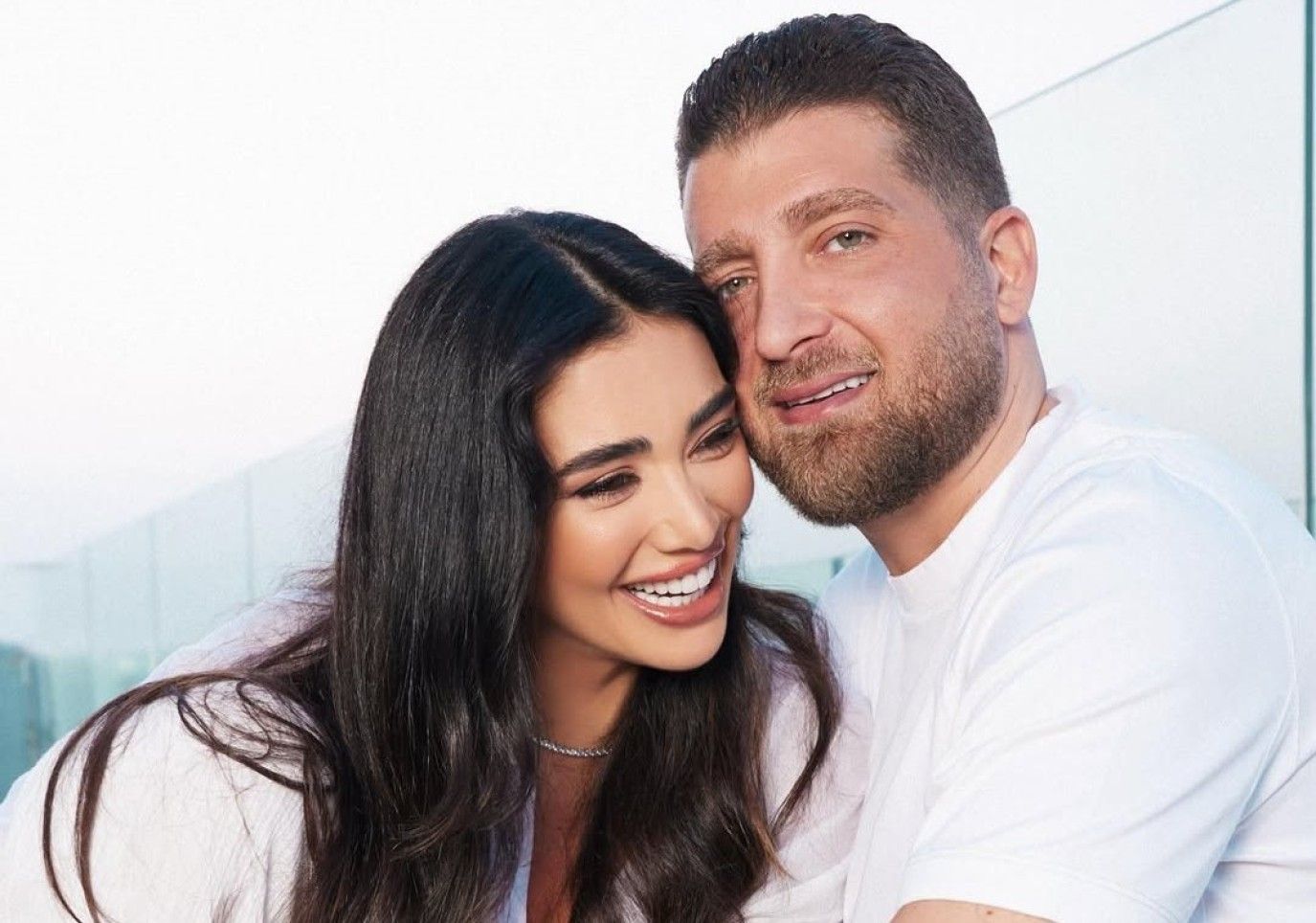 جيسيكا عازار بصورة عائلية لفتت الأنظار برفقة زوجها وولديهما وتعلق: أحبائي