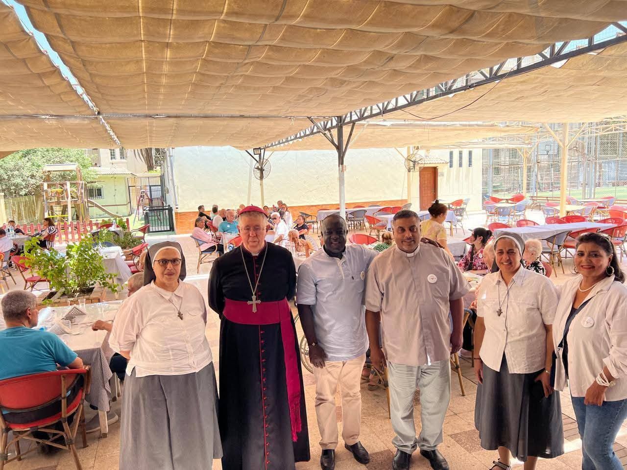 مطران الكنيسة اللاتينية بمصر يشارك فى استقبال نزلاء دار السيدة العذراء لراهبات سيدة الآلام
