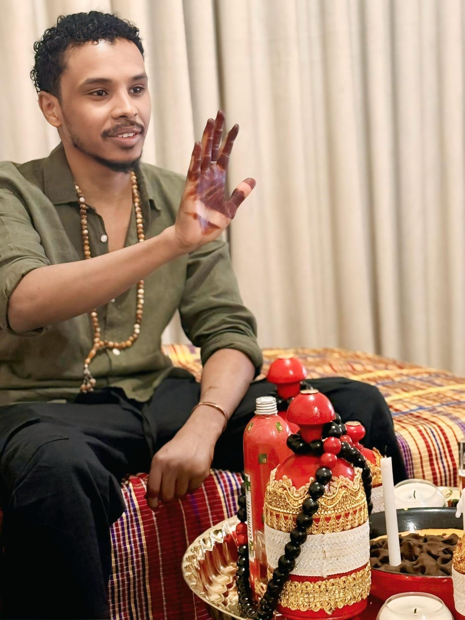 شاهد بالصور.. “البندول” يفاجئ جمهوره ويستعد لإكمال مراسم زواجه بــ(الحناء) والفنانة إيمان الشريف أول المهنئين له: (سر بالي سيرنو سار الدهب الغالي سيرنو)