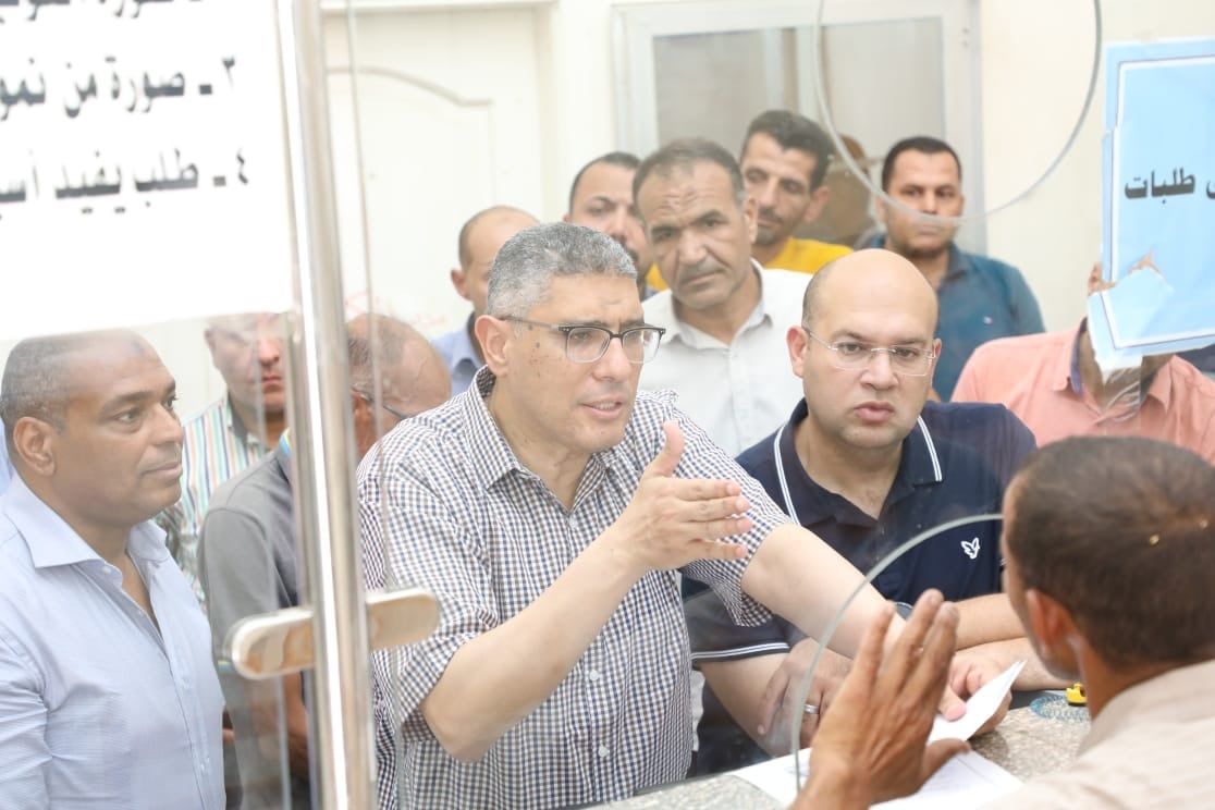 محافظ الجيزة يستمع لشكاوى أهالى الصف من شباك المركز التكنولوجى