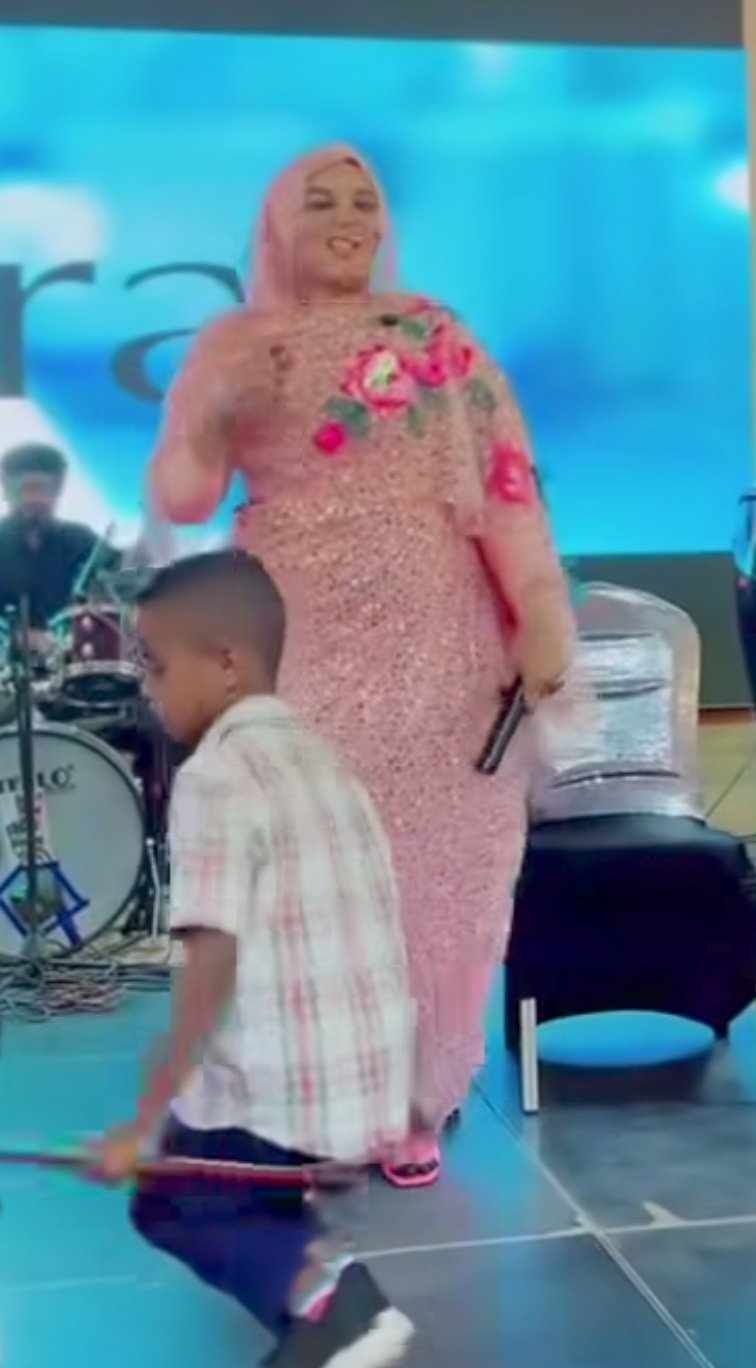 شاهد بالصورة والفيديو.. الفنانة ندى القلعة تبدي إعجابها بطفل صغير اقتحم المسرح وقدم فواصل من الرقص على طريقة “الصقرية”