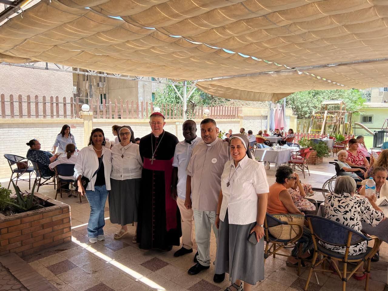 مطران الكنيسة اللاتينية بمصر يشارك فى استقبال نزلاء دار السيدة العذراء لراهبات سيدة الآلام