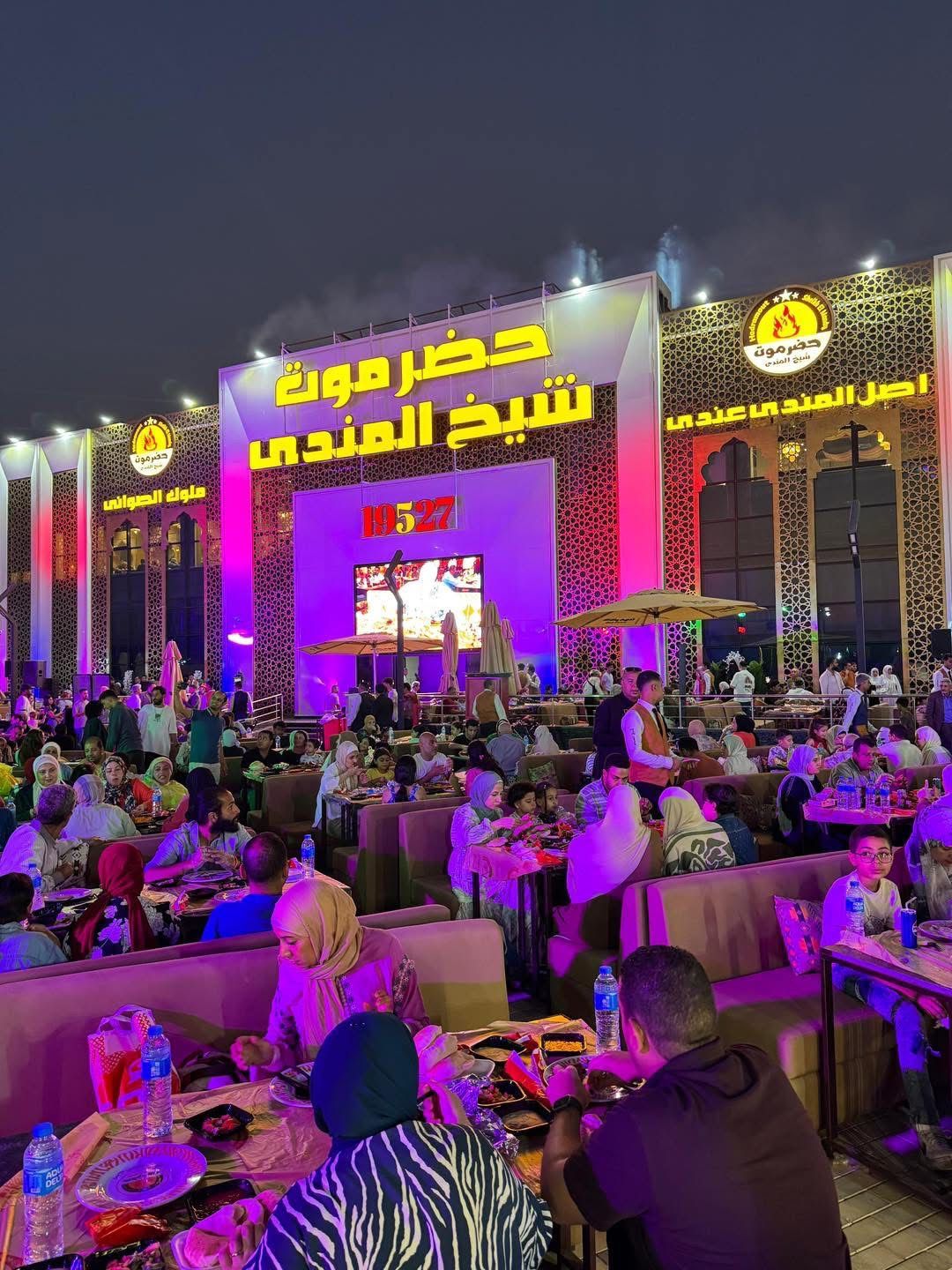 لحم مندي وملوخية بالطشة.. الأكلات المصرية تتميز في مطعم حضرموت شيخ المندي