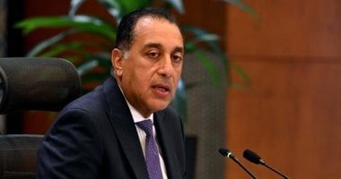 رئيس الوزراء: عزل حركة النقل عن السيارات العادية بالطريق الإقليمى