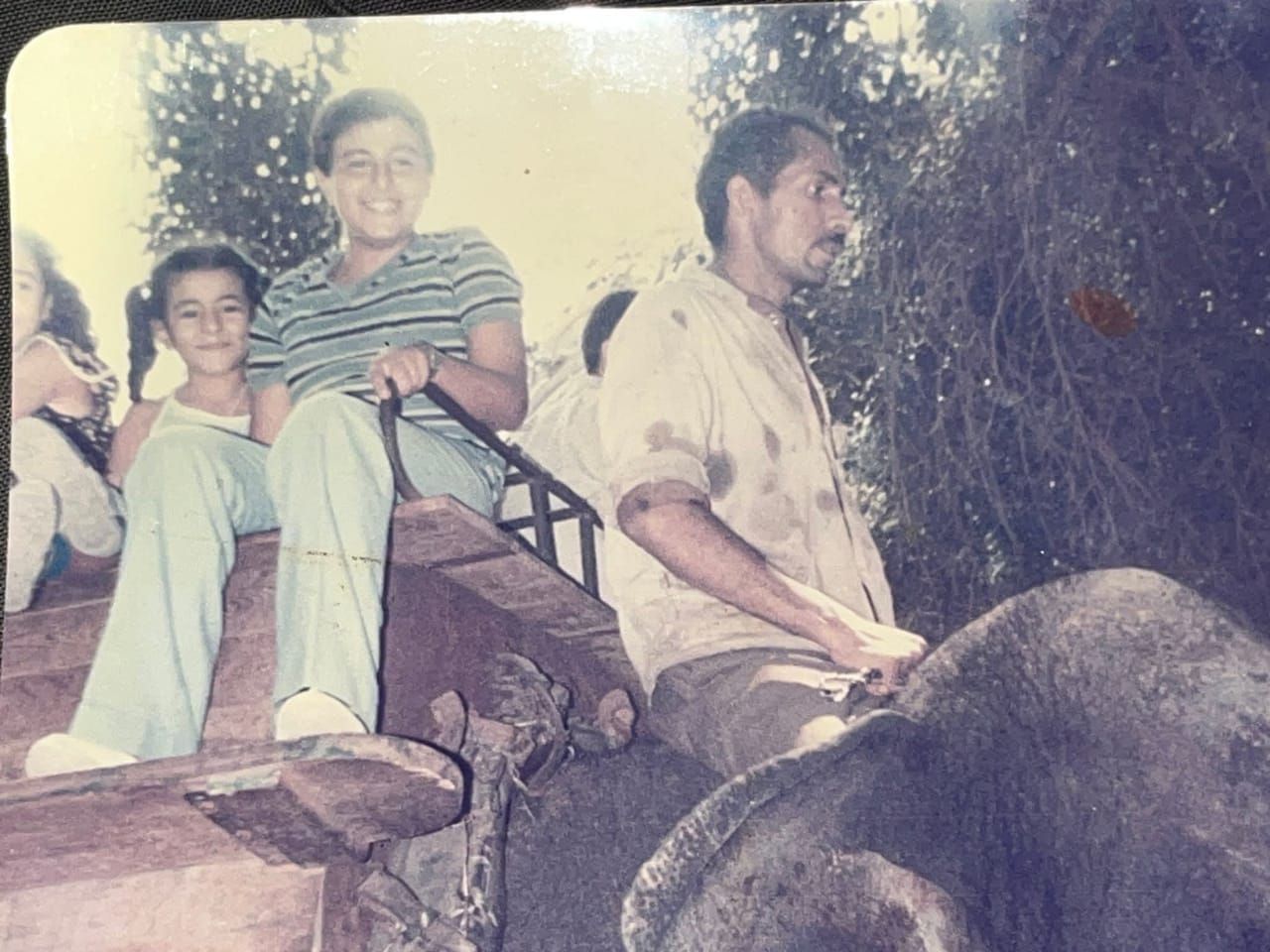 صورة نادرة على ظهر فيل.. سامح عبد العزيز مع شقيقته في طفولتهما