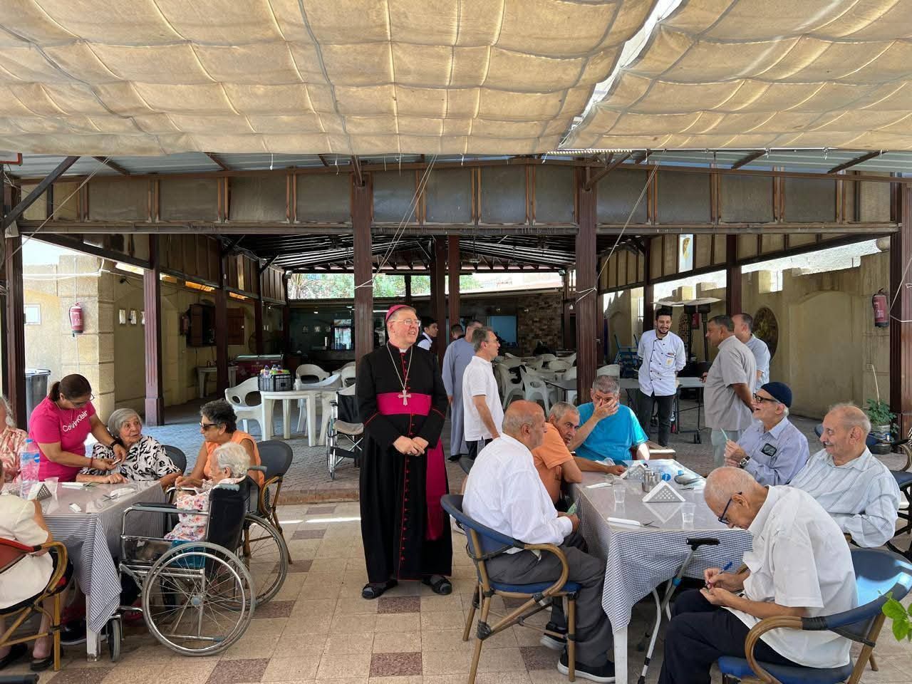 مطران الكنيسة اللاتينية بمصر يشارك فى استقبال نزلاء دار السيدة العذراء لراهبات سيدة الآلام