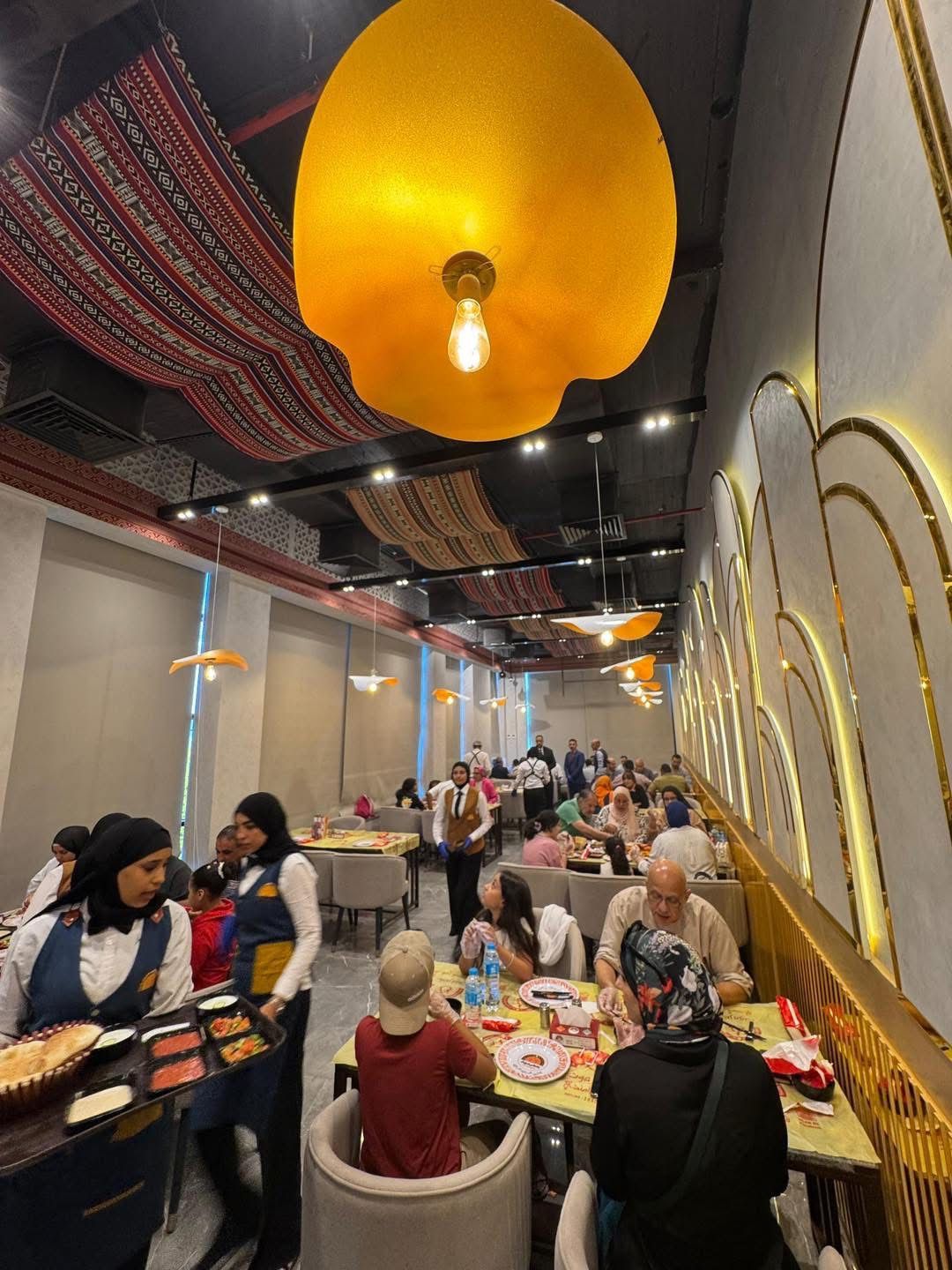 لحم مندي وملوخية بالطشة.. الأكلات المصرية تتميز في مطعم حضرموت شيخ المندي