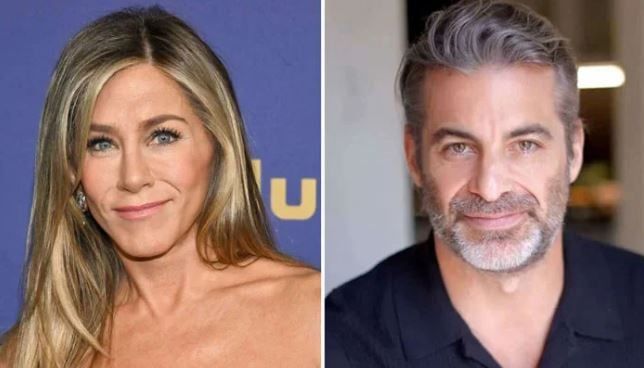 جينيفر أنيستون تلمّح إلى علاقة حب بعد رحلة رومانسية مع جيم كيرتس